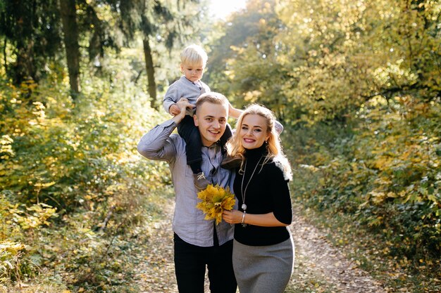 Héhé, jouant et rire dans le parc automne