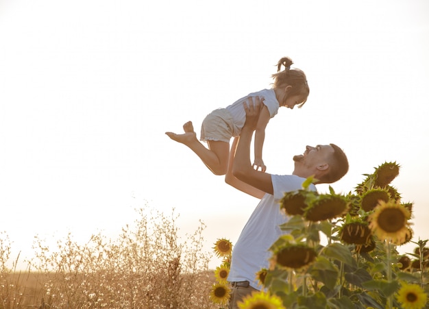 Héhé, père et fille jouant dans le domaine