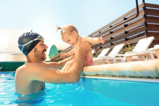 Héhé, s'amuser au bord de la piscine