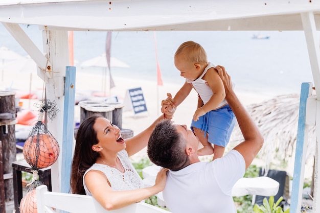 Héhé En Vacances Avec Petit Bébé Garçon