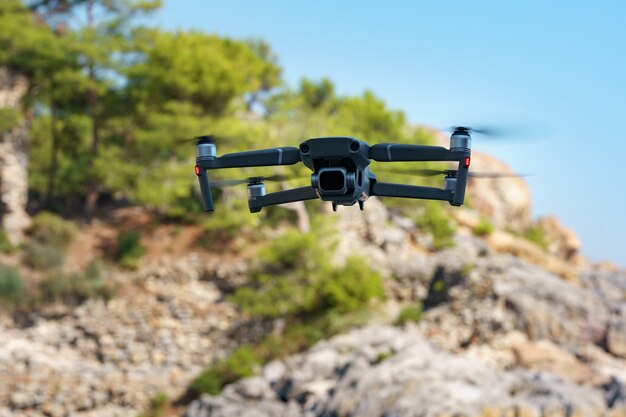 Hélicoptère de drone volant avec appareil photo numérique.