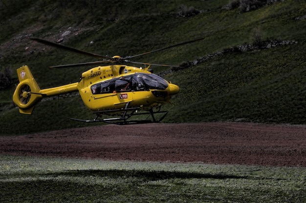 Hélicoptère jaune et noir