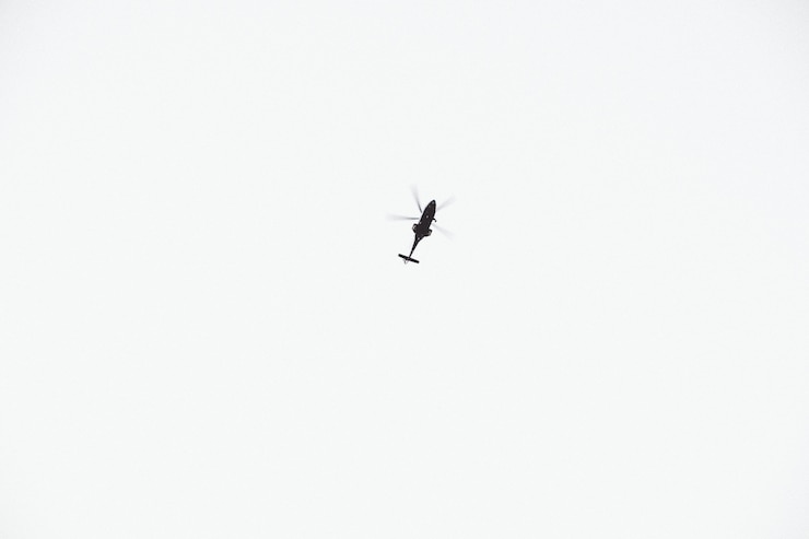 Photo gratuit un hélicoptère survolant