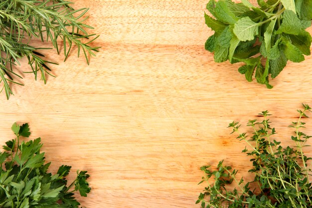 Les herbes fraîches sur planche à découper