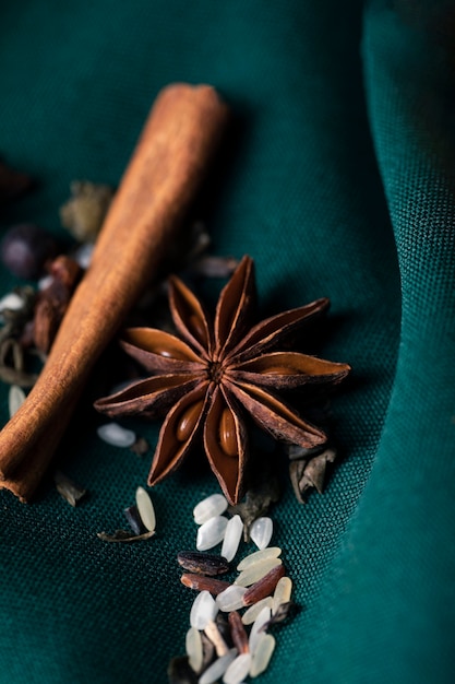 Photo gratuite herbes naturelles et saines à angle élevé pour le thé