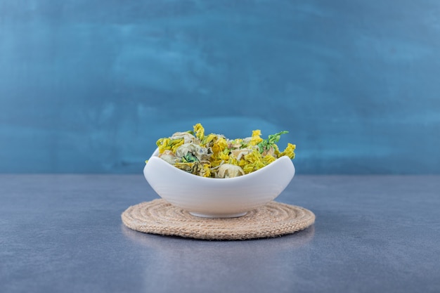 Herbes saines séchées dans un bol blanc