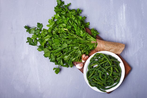 Herbes vertes et salade sur bleu