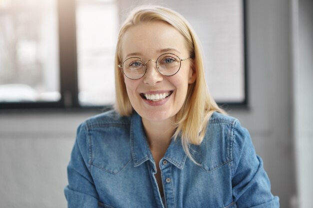 Heureuse administratrice réussie au bureau