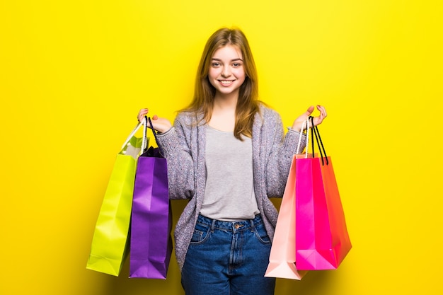 Heureuse adolescente avec des sacs isolés