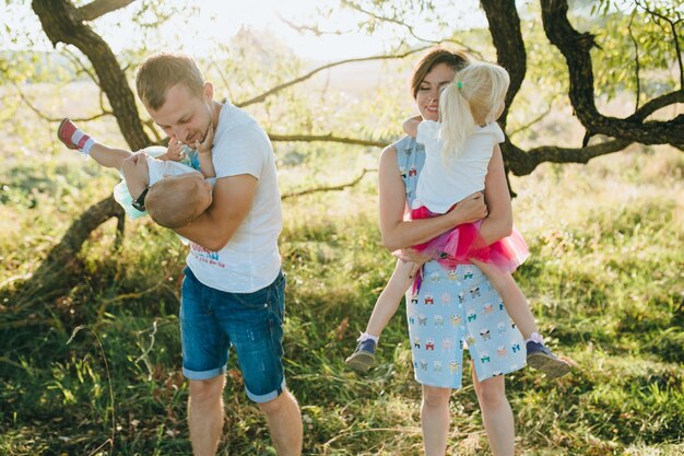 Heureuse belle famille sur le grand jardin à l&#39;aube