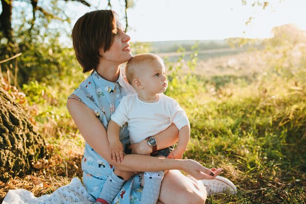 Heureuse belle famille sur le grand jardin à l&#39;aube