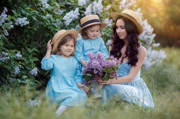 heureuse belle famille mère et enfants