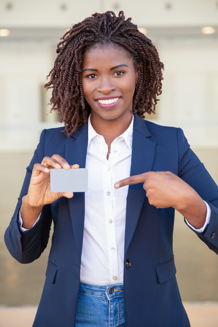 Photo gratuit heureuse carte de femme d'affaires montrant confiant