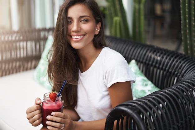 Heureuse charmante jeune femme européenne bronzée ayant un week-end parfait