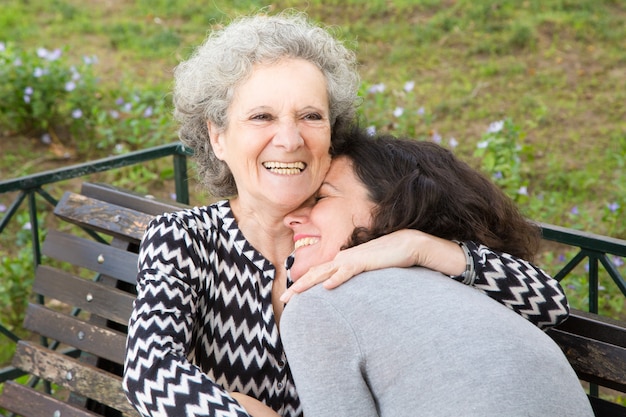 Heureuse dame senior passe du bon temps avec sa fille