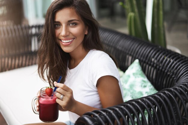 Heureuse et détendue magnifique jeune femme bronzée profitant de vacances sunn