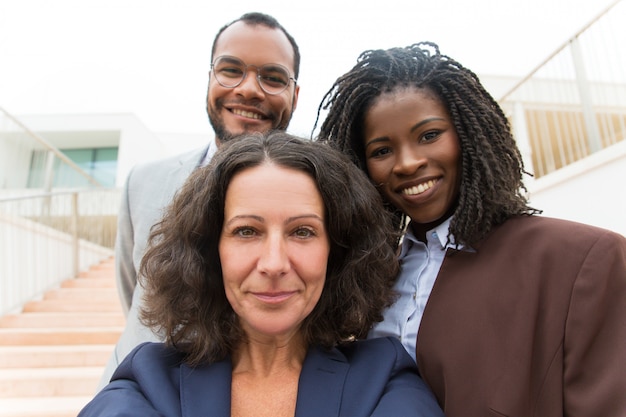 Photo gratuite heureuse équipe commerciale réussie prenant selfie à l'extérieur