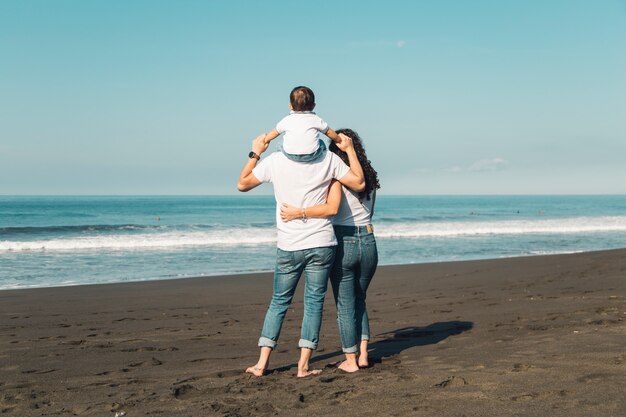 Heureuse famille en admirant la vue mer