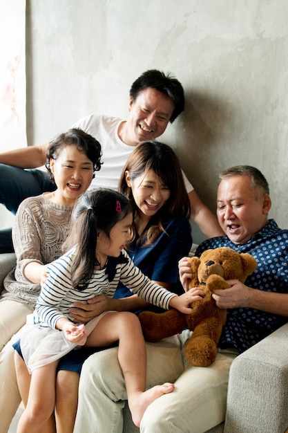 Heureuse famille asiatique élargie, passer du temps ensemble