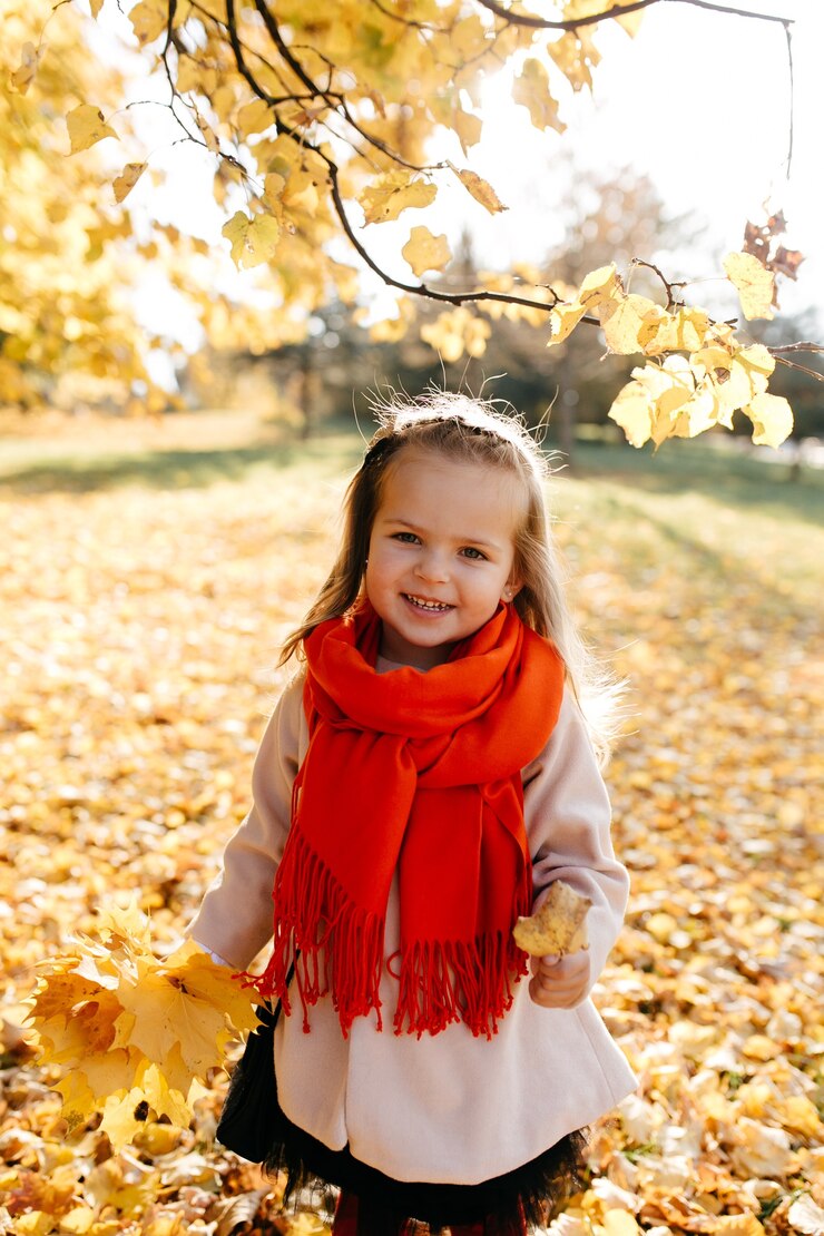 Photo gratuit heureuse famille en automne