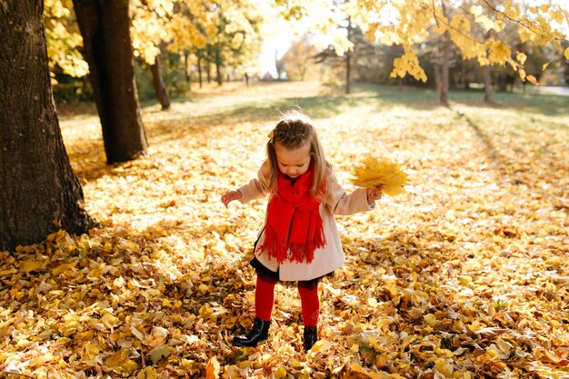 Heureuse famille en automne