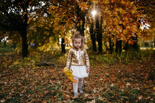 Heureuse famille en automne