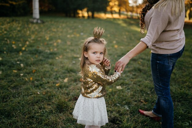 Heureuse famille en automne