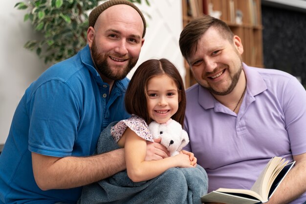 Heureuse famille de deux papas et un bébé