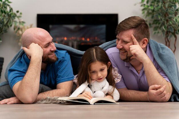 Heureuse famille de deux papas et un bébé