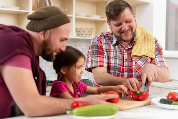 Heureuse famille de deux papas et un bébé