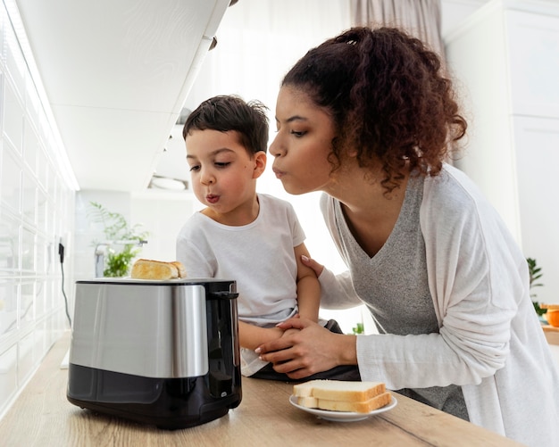 Heureuse famille noire vérifiant le pain grillé