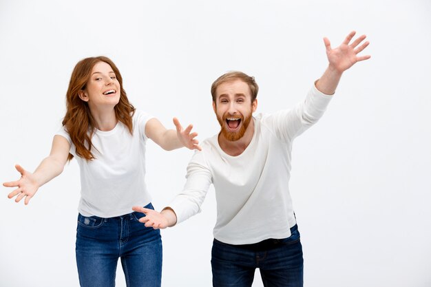 Heureuse famille rousse tend les mains pour un câlin