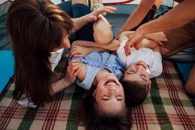 Heureuse famille s&#39;amuser pendant un pique-nique