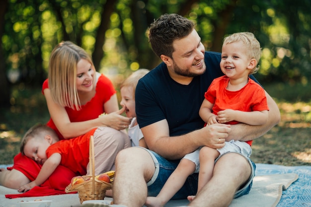 Photo gratuite heureuse famille se regardant dans le parc