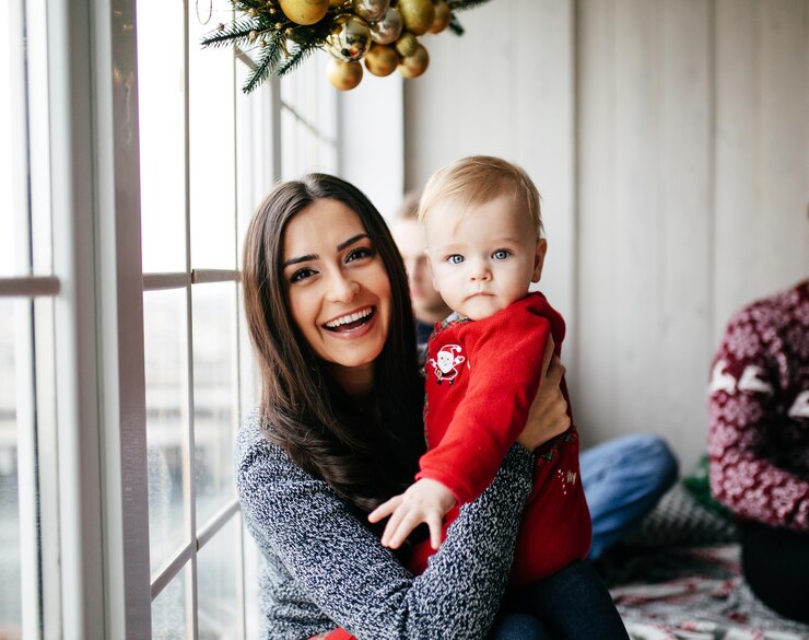 Photo gratuit heureuse famille souriante au studio sur fond de l&#39;arbre de noël avec cadeau