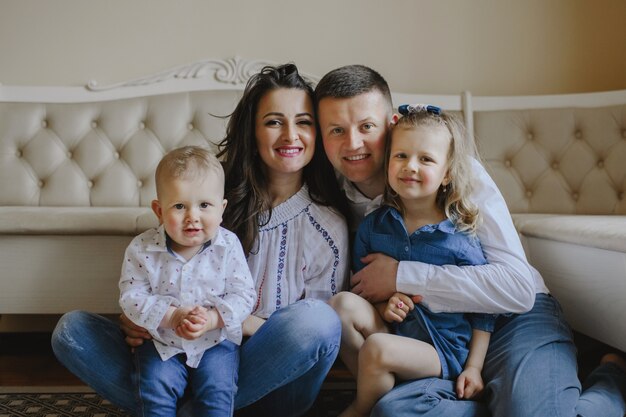 Heureuse famille souriante avec des enfants