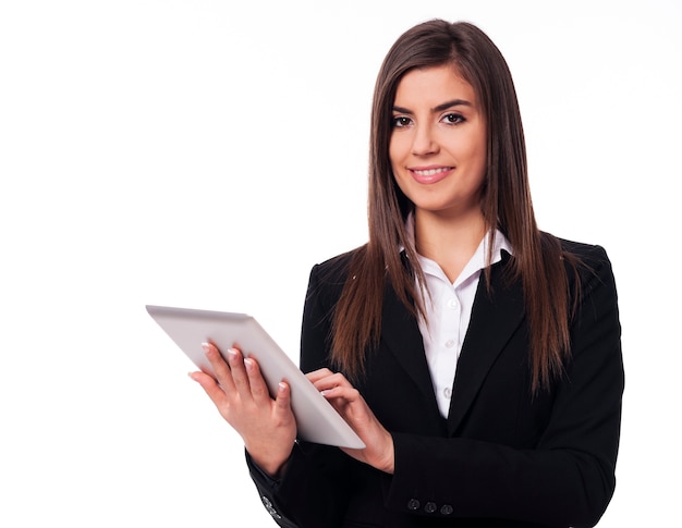 Heureuse femme d'affaires à l'aide de tablette numérique