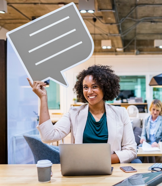 Heureuse femme d&#39;affaires avec bulle de dialogue