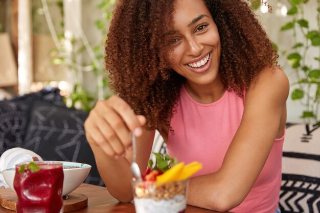 Heureuse femme africaine aux cheveux bouclés