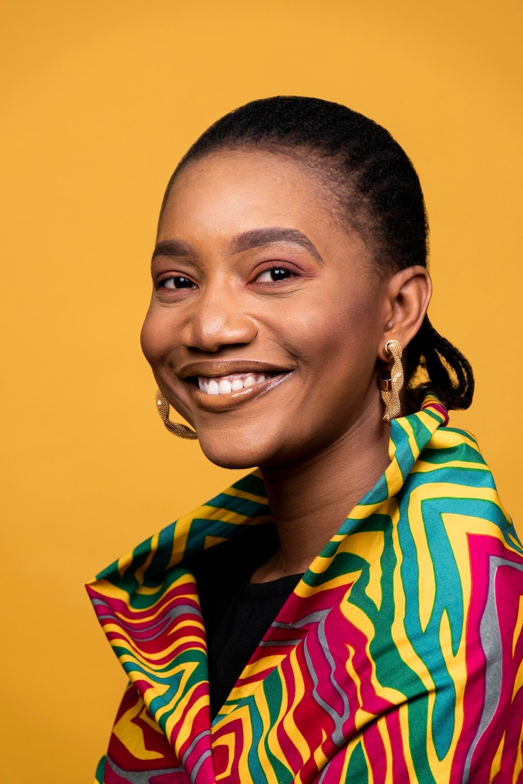 Photo gratuit heureuse femme africaine avec des boucles d'oreilles dorées