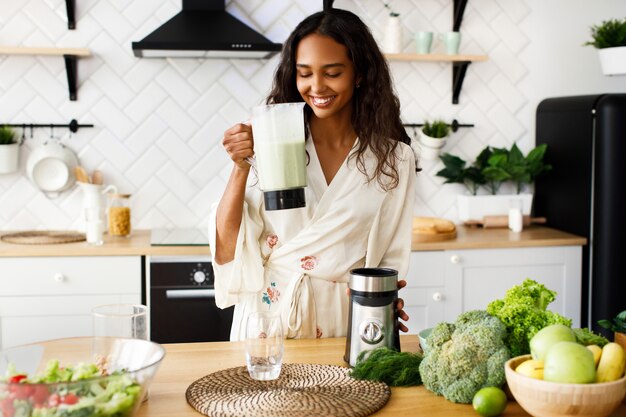 Heureuse femme africaine va boire du lait frappé