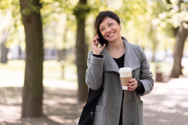 Heureuse femme d'âge moyen qui marche