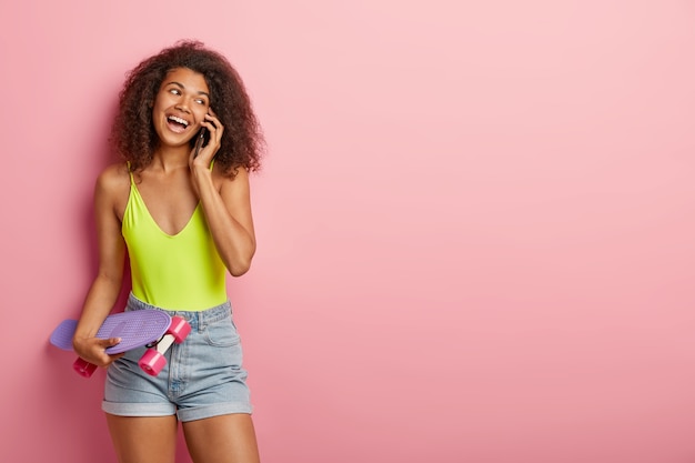 Heureuse femme agréable avec une coiffure afro