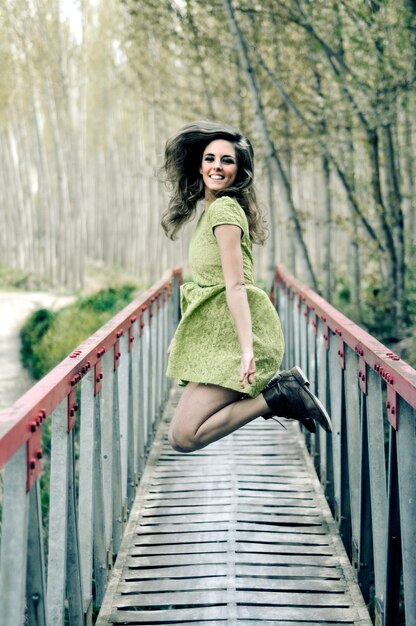 Heureuse femme amuser sur un pont