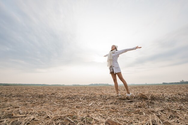 Heureuse femme appréciant la nature idyllique, célébrant la liberté et levant les bras