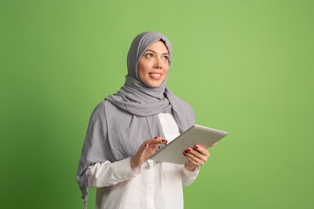 Heureuse femme arabe en hijab. Portrait de jeune fille souriante, posant au fond de studio