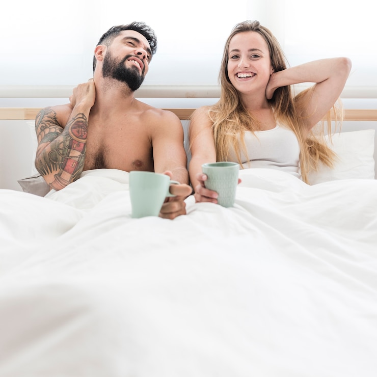 Photo gratuit heureuse femme assise près de son petit ami souffrant de douleurs au cou
