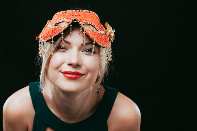 Photo gratuite heureuse femme au masque de carnaval orange