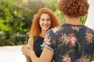 Photo gratuite heureuse femme aux taches de rousseur dansant à l'extérieur avec son petit ami