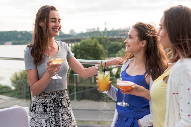 Heureuse femme ayant une conversation lors d&#39;une fête